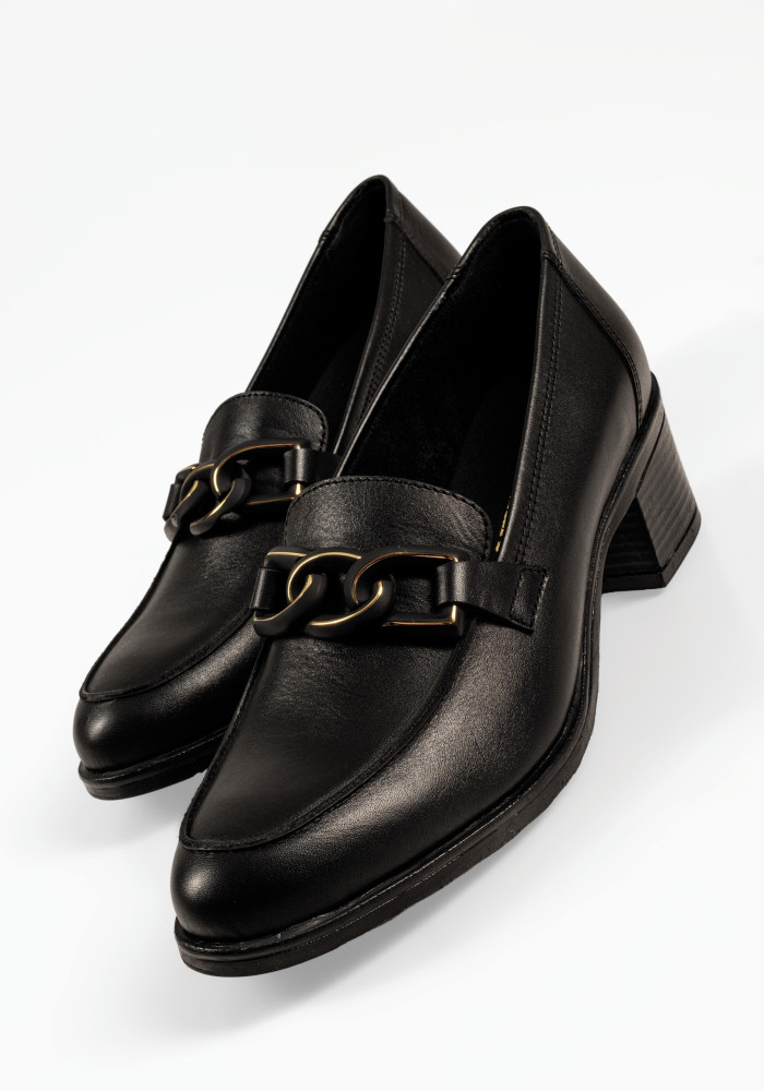 Ragazza γυναικεία μαύρα loafers με αλυσίδα και block τακούνι