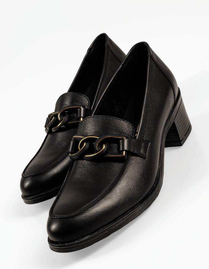 Ragazza γυναικεία μαύρα loafers με αλυσίδα και block τακούνι