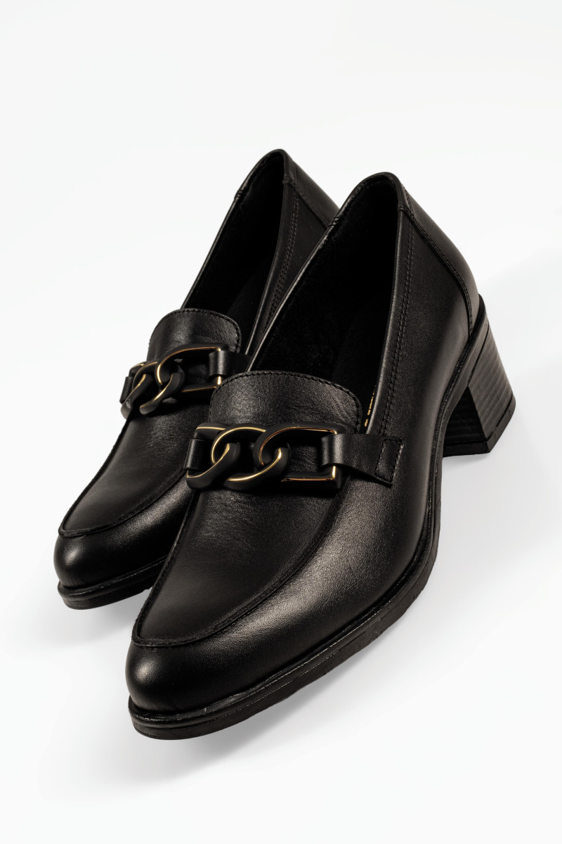 Ragazza γυναικεία μαύρα loafers με αλυσίδα και block τακούνι
