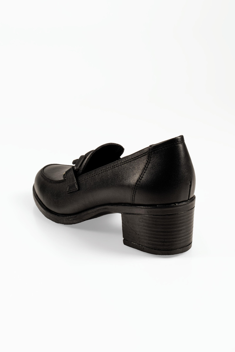 Ragazza γυναικεία μαύρα loafers με αλυσίδα και block τακούνι