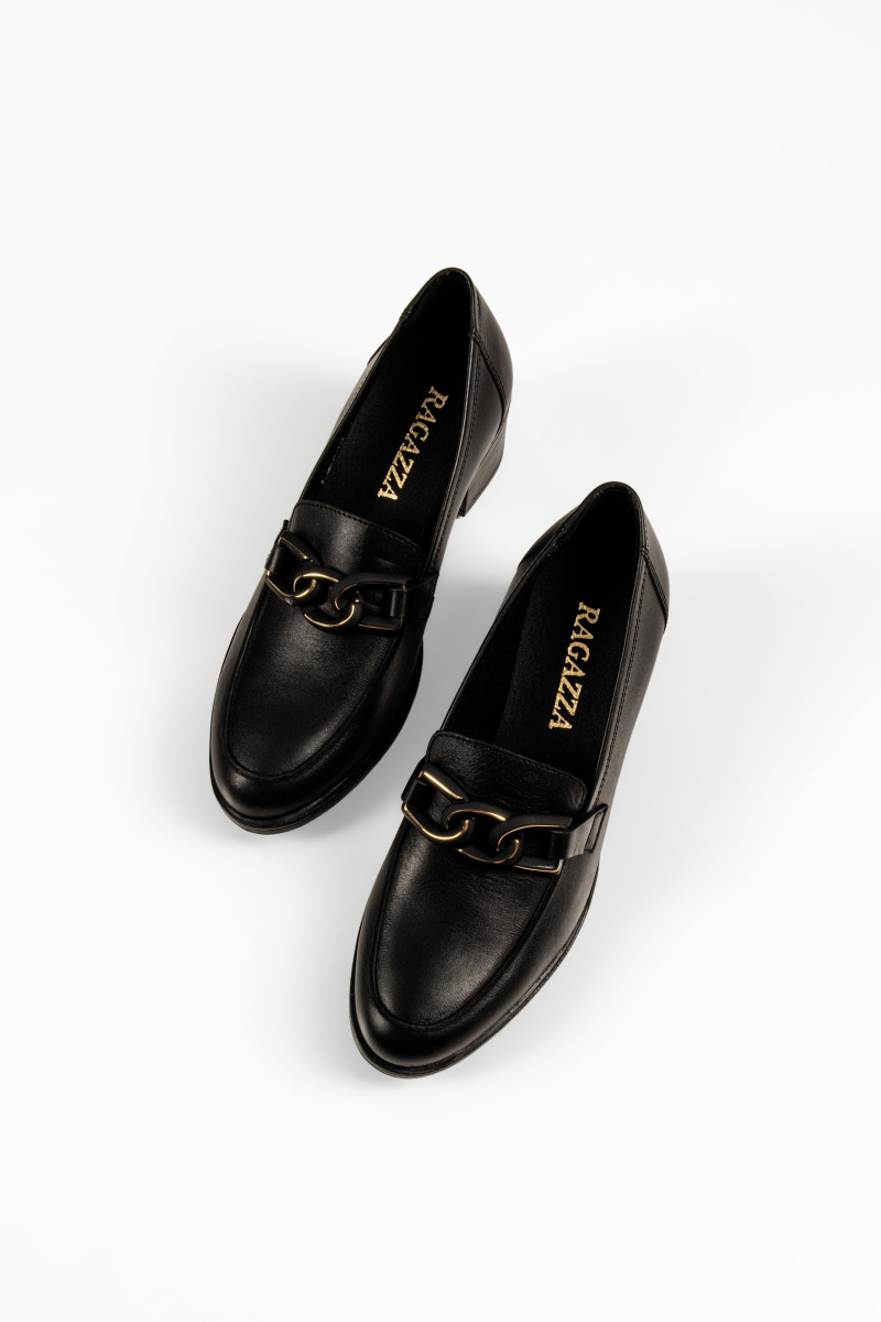 Ragazza γυναικεία μαύρα loafers με αλυσίδα και block τακούνι