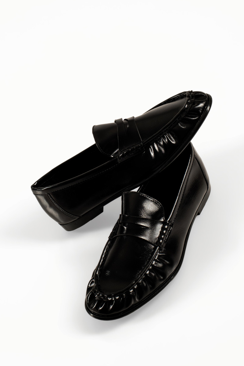 Flat γυναικεία μαύρα loafers με σούρες περιμετρικά και λεπτή σόλα