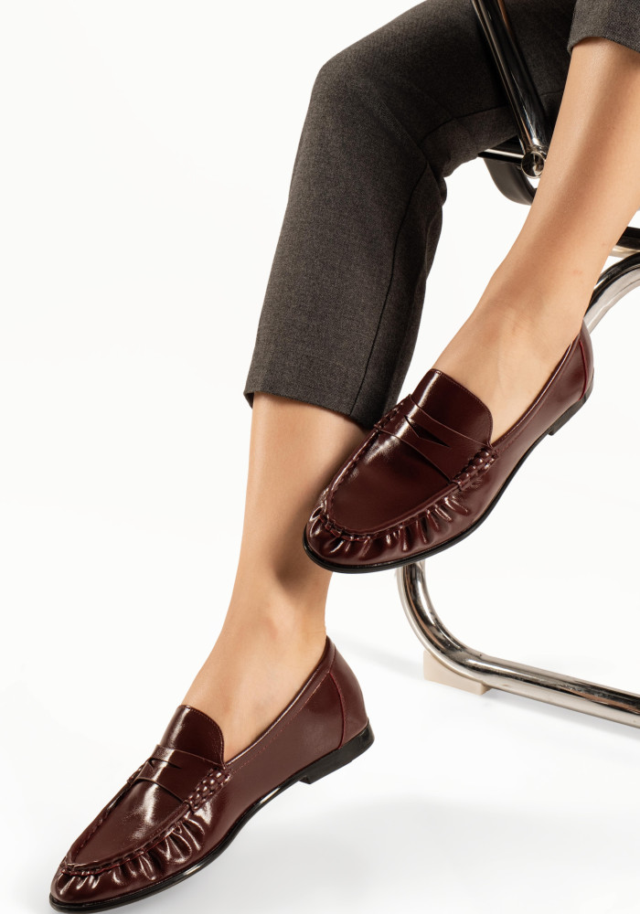 Flat μπορντώ γυναικεία loafers με σούρες περιμετρικά και λεπτή σόλα