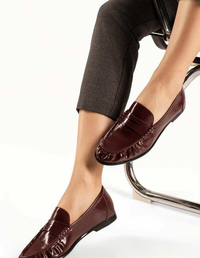 Flat μπορντώ γυναικεία loafers με σούρες περιμετρικά και λεπτή σόλα