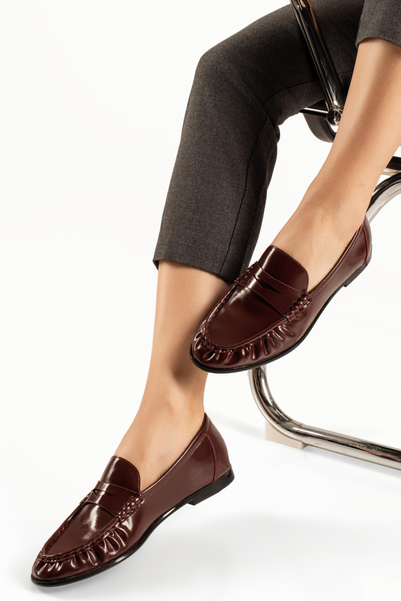 Flat μπορντώ γυναικεία loafers με σούρες περιμετρικά και λεπτή σόλα