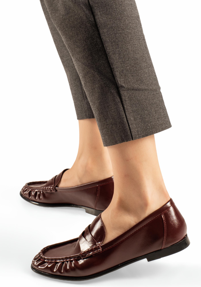 Flat μπορντώ γυναικεία loafers με σούρες περιμετρικά και λεπτή σόλα
