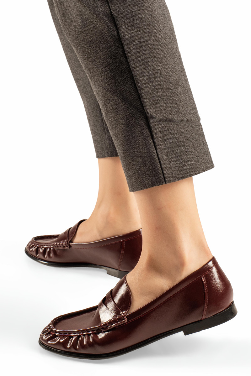 Flat μπορντώ γυναικεία loafers με σούρες περιμετρικά και λεπτή σόλα