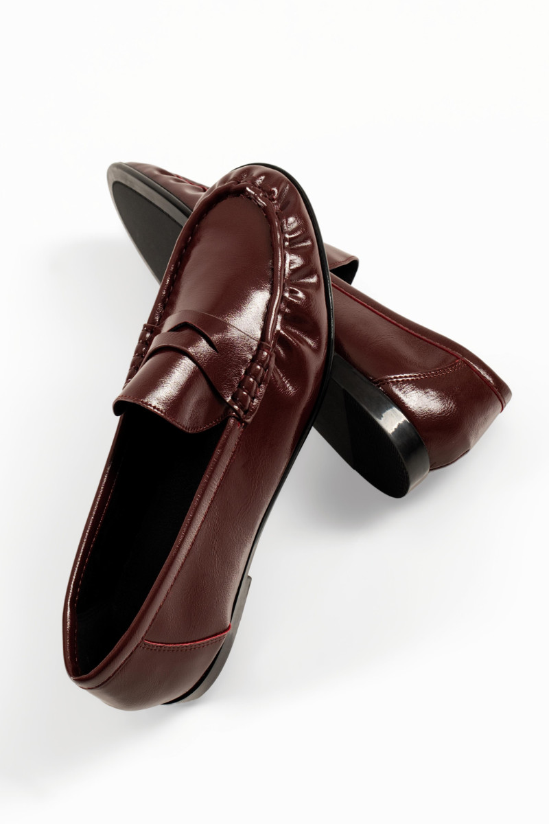 Flat μπορντώ γυναικεία loafers με σούρες περιμετρικά και λεπτή σόλα