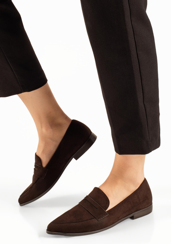 Γυναικεία penny loafers καφέ σουέτ με μυτερή γραμμή