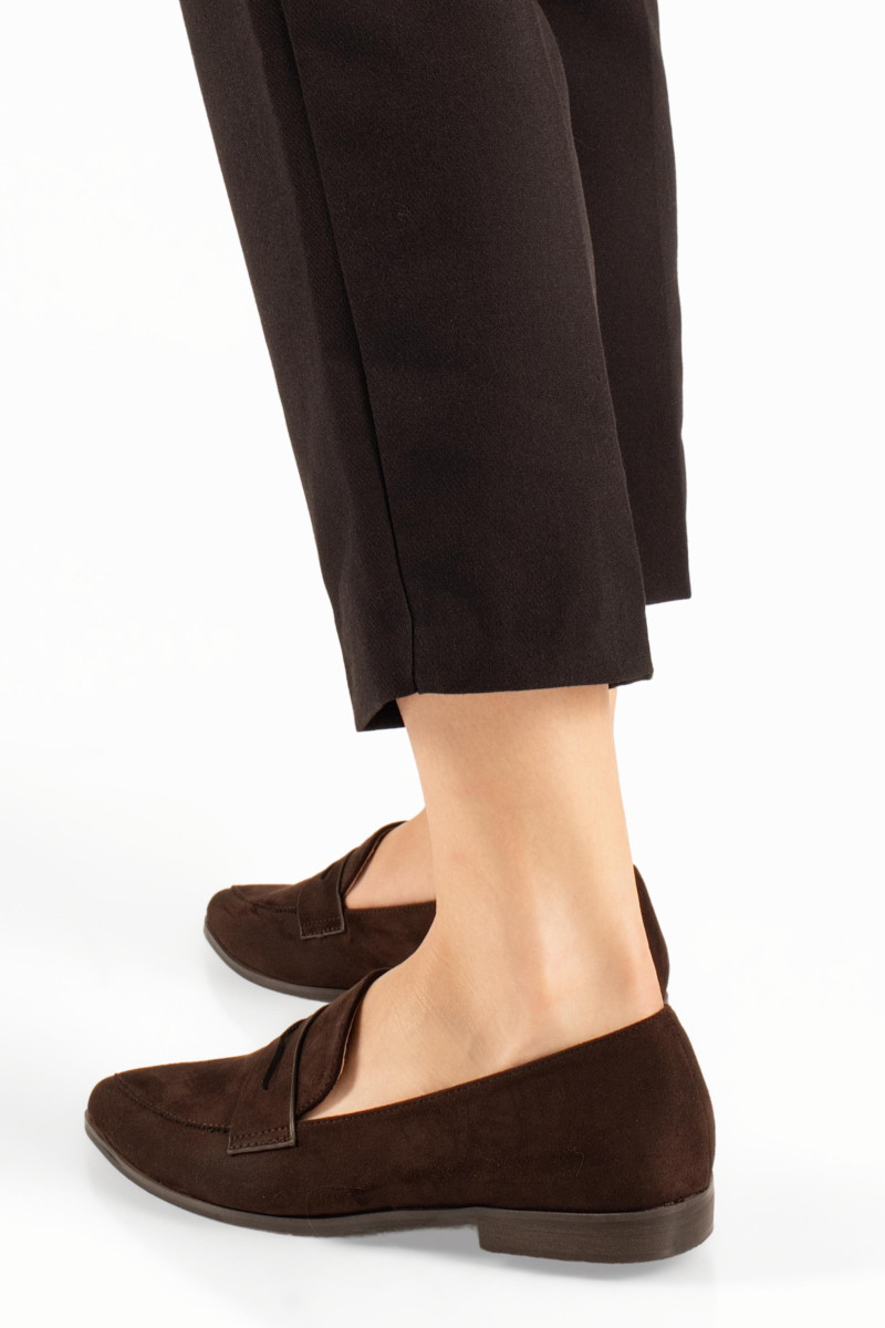 Γυναικεία penny loafers καφέ σουέτ με μυτερή γραμμή