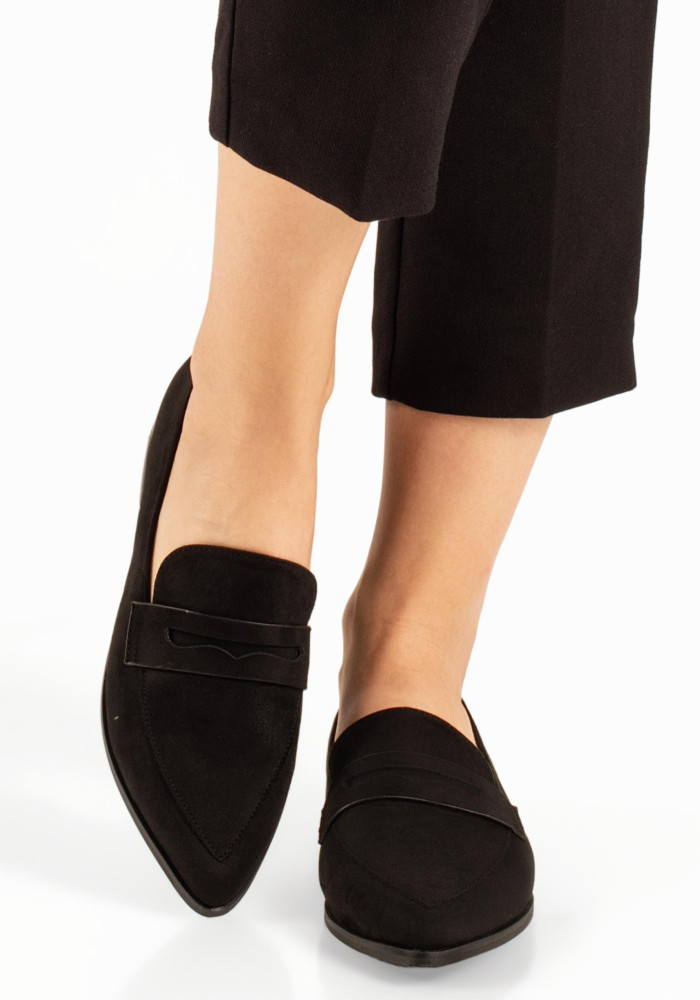 Γυναικεία μαύρα penny loafers σουέτ με μυτερή γραμμή