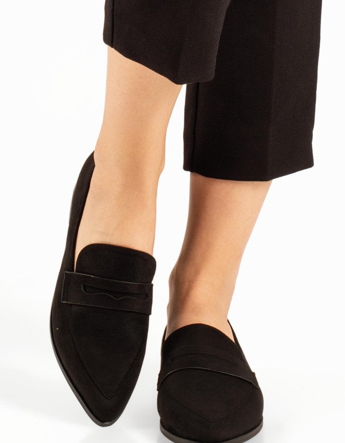 Γυναικεία μαύρα penny loafers σουέτ με μυτερή γραμμή
