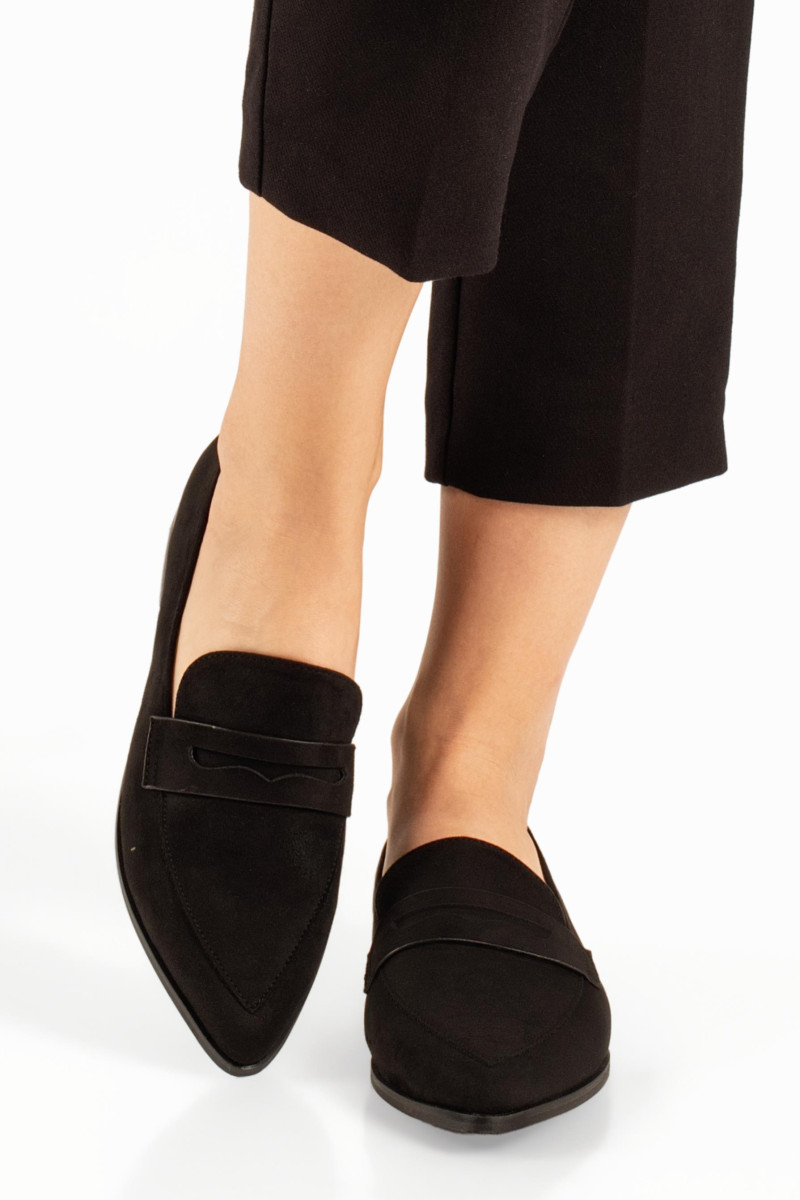 Γυναικεία μαύρα penny loafers σουέτ με μυτερή γραμμή