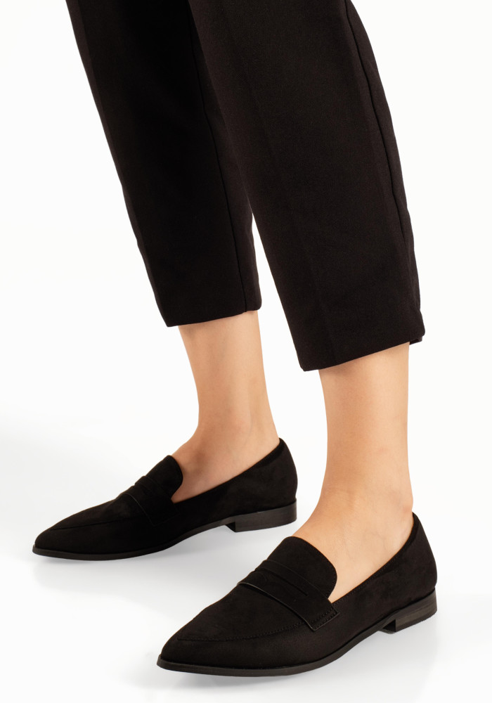 Γυναικεία μαύρα penny loafers σουέτ με μυτερή γραμμή