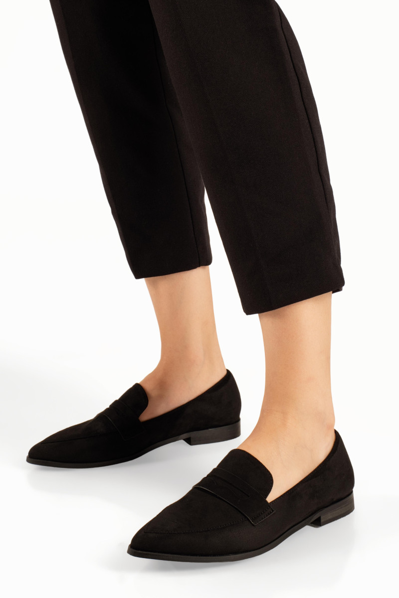 Γυναικεία μαύρα penny loafers σουέτ με μυτερή γραμμή