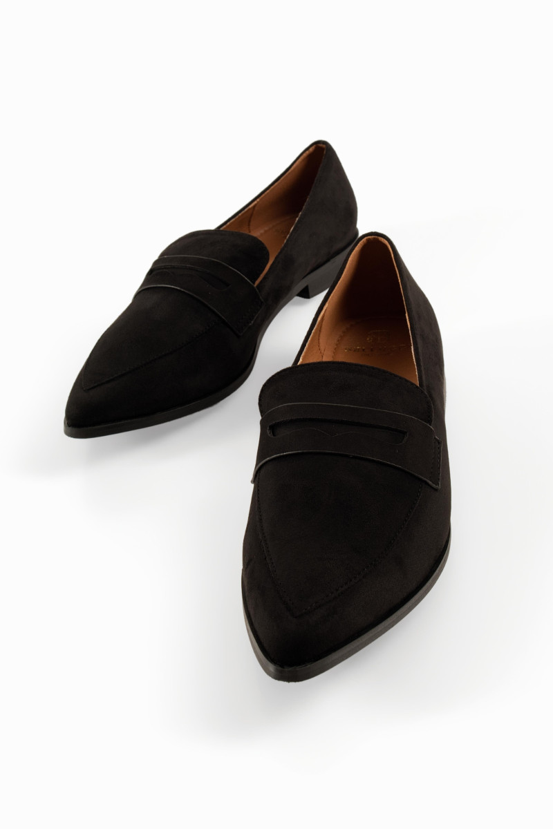 Γυναικεία μαύρα penny loafers σουέτ με μυτερή γραμμή
