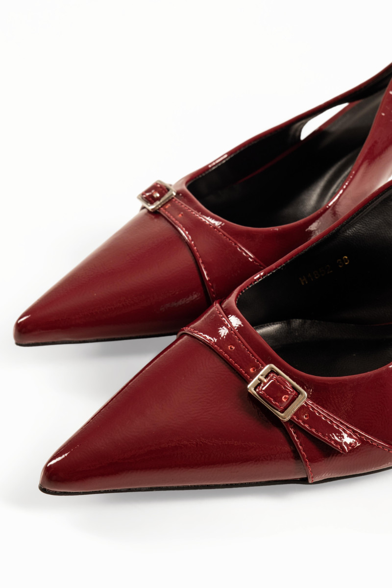 Γυναικείες γόβες μπορντώ μυτερές slingback με διακοσμητικό λουράκι