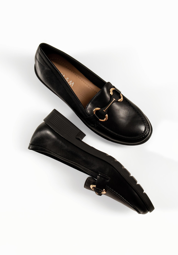 Γυναικεία loafers μαύρα με χαμηλό τακούνι και αγκράφα