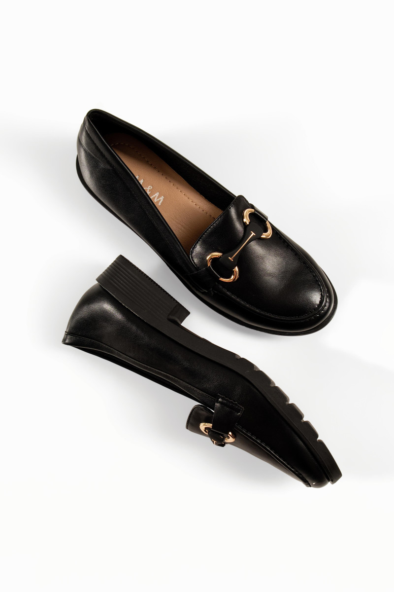 Γυναικεία loafers μαύρα με χαμηλό τακούνι και αγκράφα