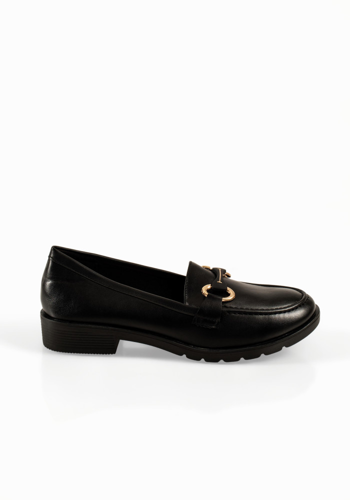 Γυναικεία loafers μαύρα με χαμηλό τακούνι και αγκράφα