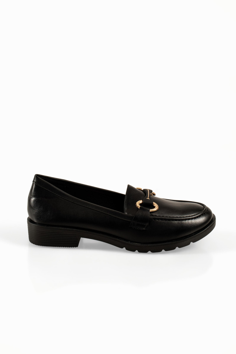 Γυναικεία loafers μαύρα με χαμηλό τακούνι και αγκράφα