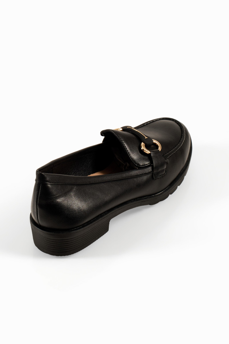 Γυναικεία loafers μαύρα με χαμηλό τακούνι και αγκράφα