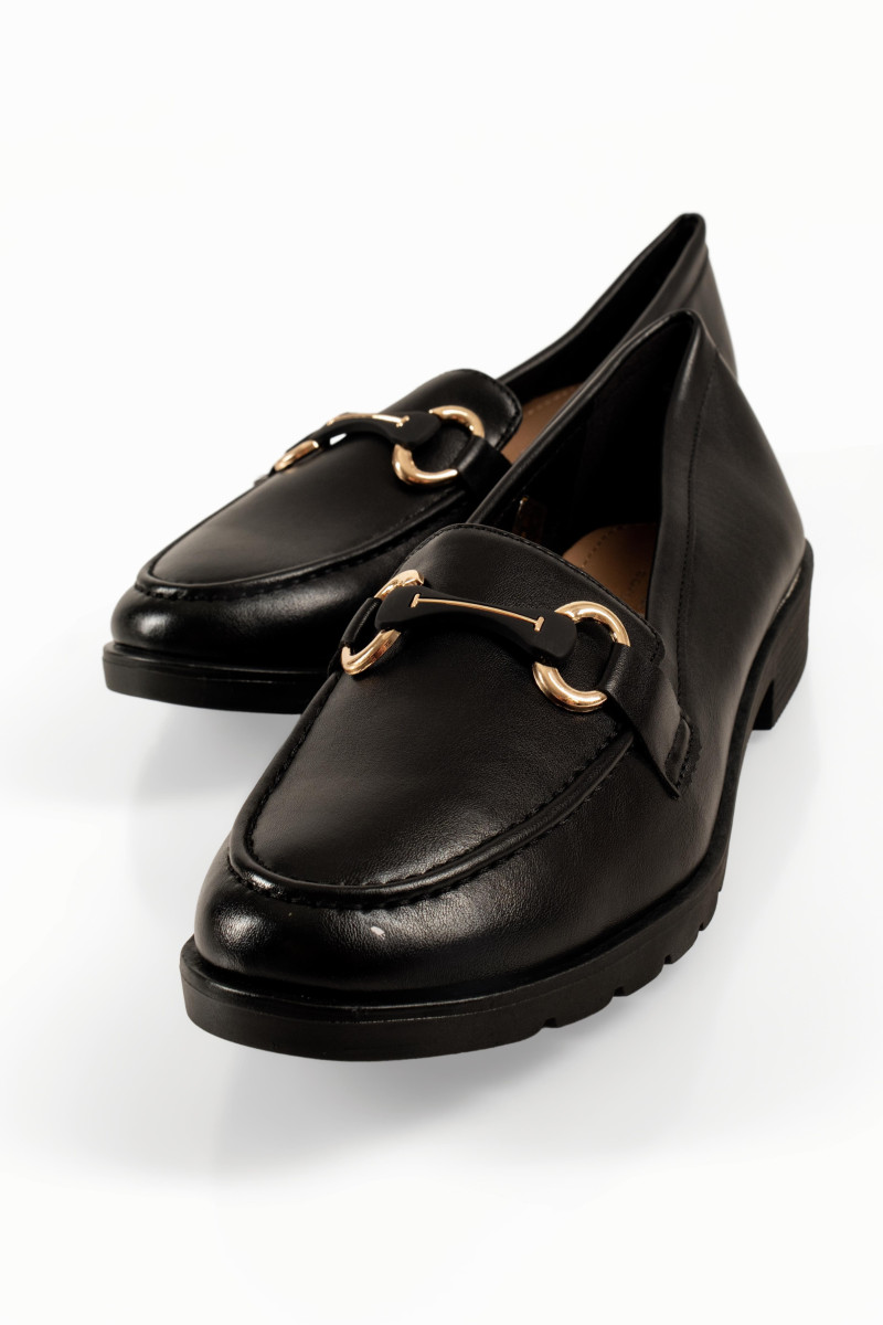 Γυναικεία loafers μαύρα με χαμηλό τακούνι και αγκράφα