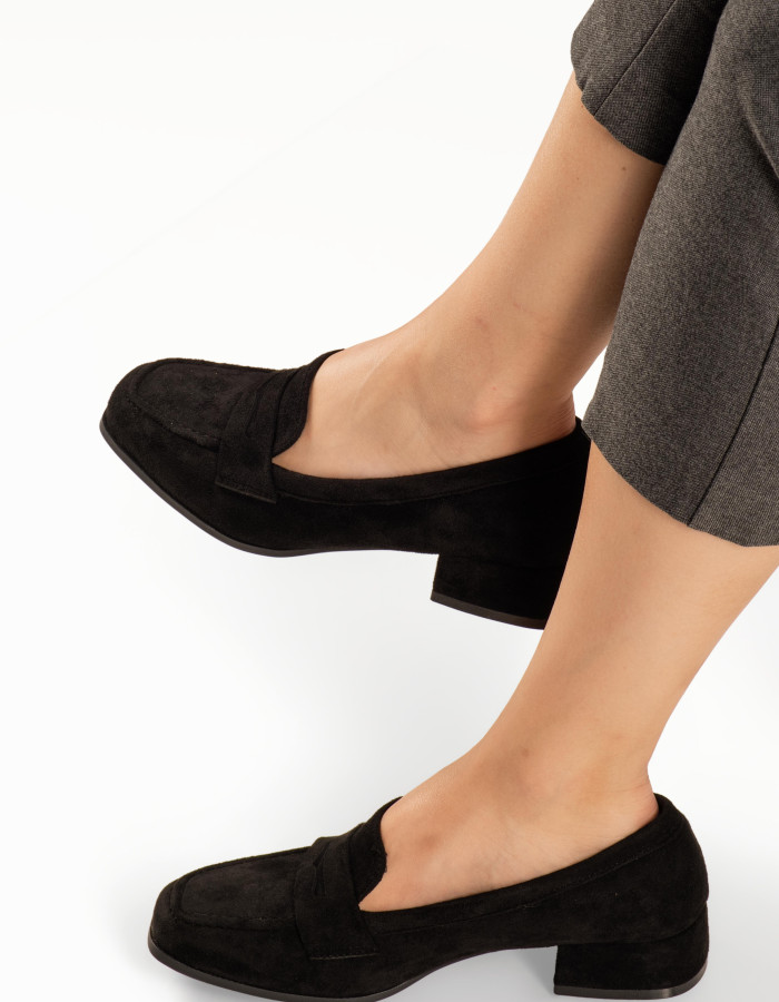 Σουέτ μαύρα γυναικεία loafers με χαμηλό τετράγωνο τακούνι