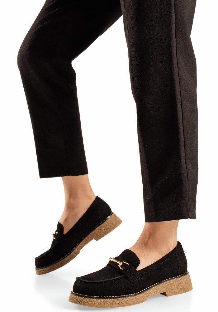 Μαύρα γυναικεία loafers με μεταλλική αγκράφα και κρεπ σόλα