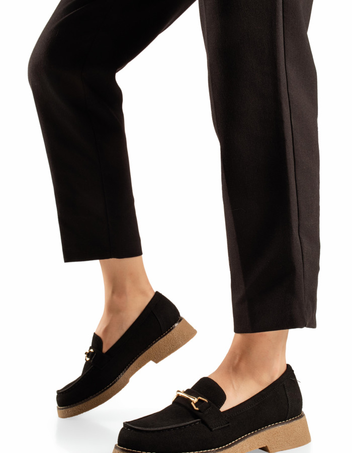Μαύρα γυναικεία loafers με μεταλλική αγκράφα και κρεπ σόλα