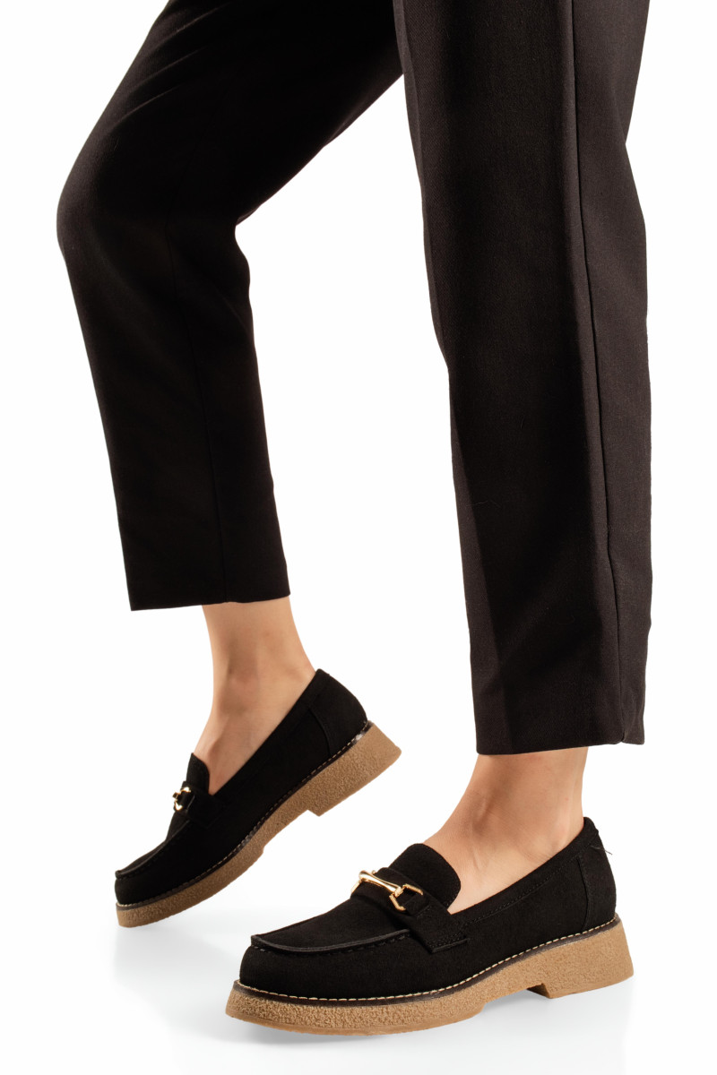 Μαύρα γυναικεία loafers με μεταλλική αγκράφα και κρεπ σόλα