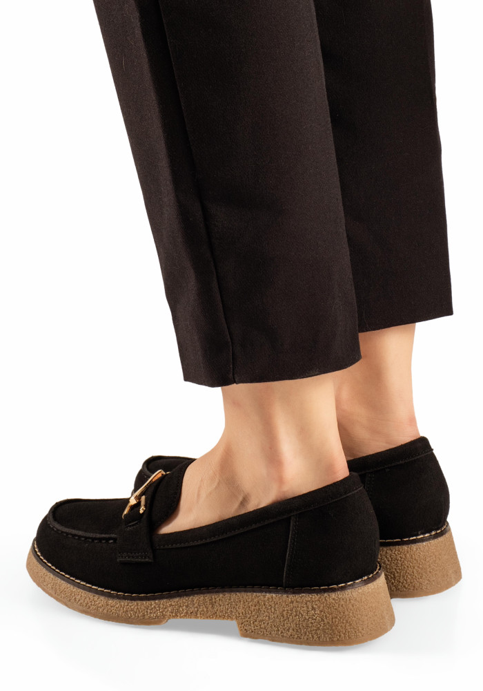 Μαύρα γυναικεία loafers με μεταλλική αγκράφα και κρεπ σόλα