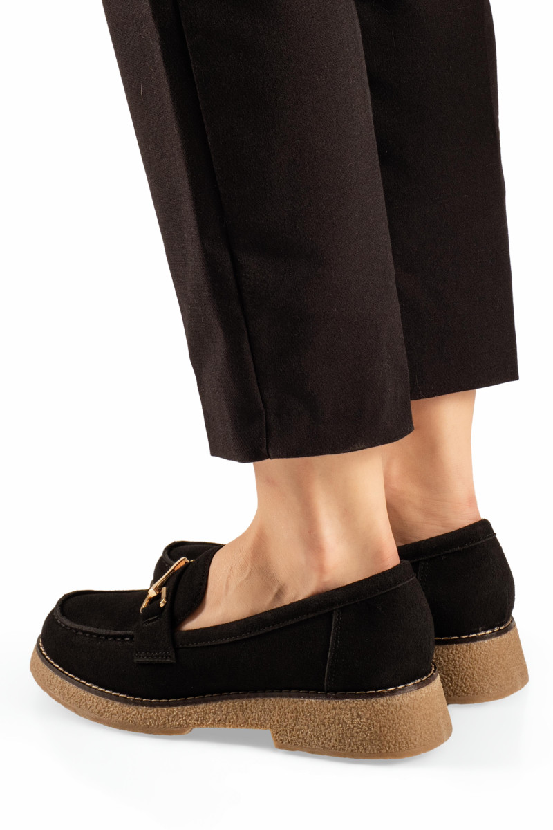 Μαύρα γυναικεία loafers με μεταλλική αγκράφα και κρεπ σόλα