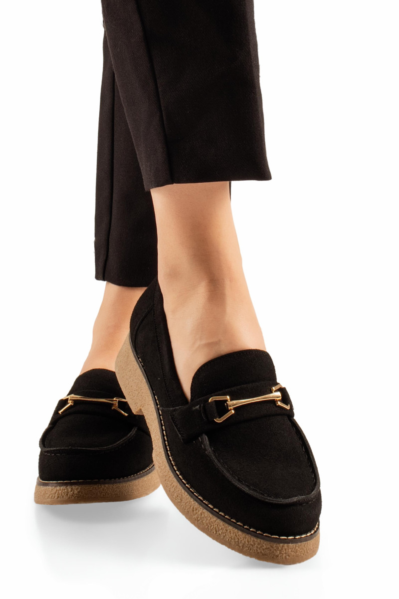 Μαύρα γυναικεία loafers με μεταλλική αγκράφα και κρεπ σόλα