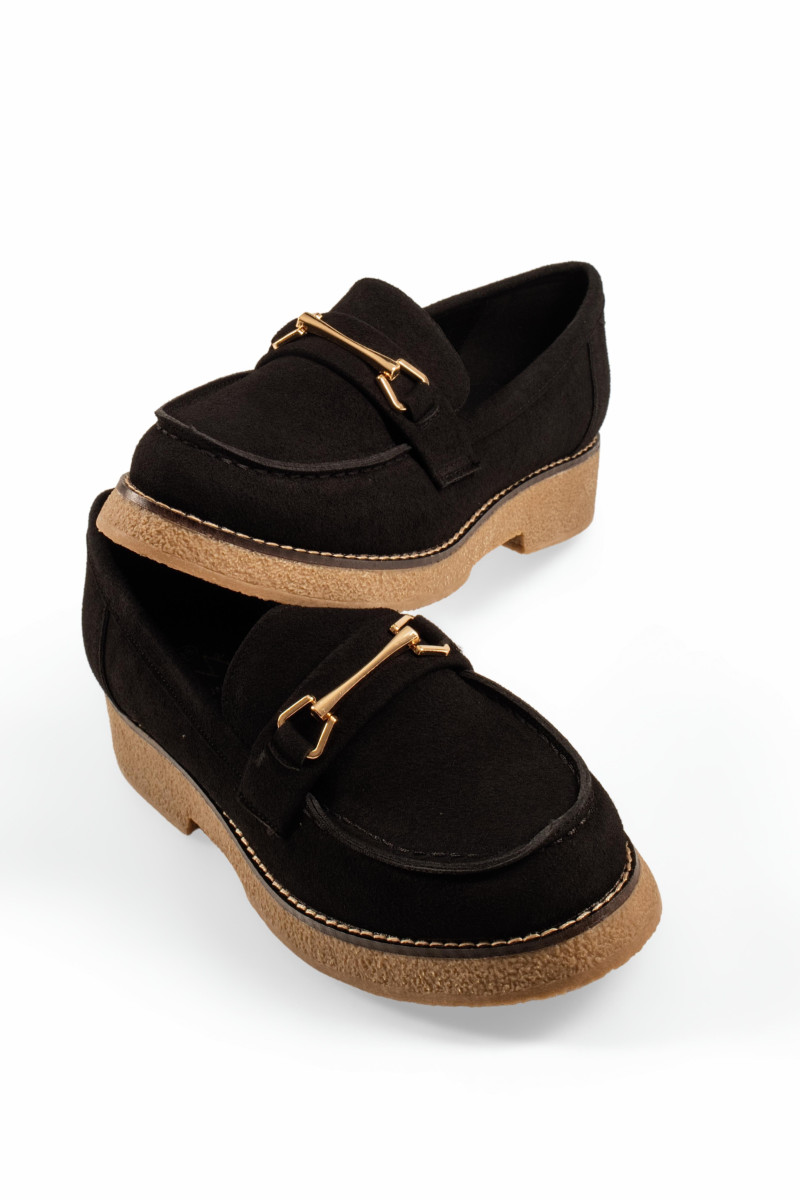Μαύρα γυναικεία loafers με μεταλλική αγκράφα και κρεπ σόλα