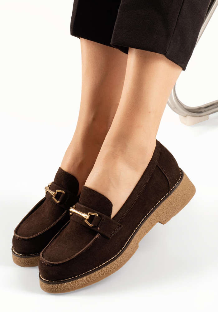 Καφέ γυναικεία loafers με μεταλλική αγκράφα και κρεπ σόλα