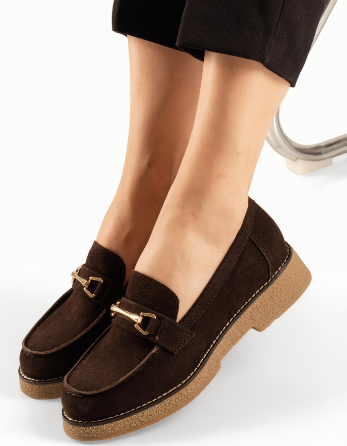 Καφέ γυναικεία loafers με μεταλλική αγκράφα και κρεπ σόλα
