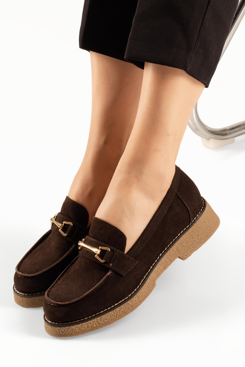 Καφέ γυναικεία loafers με μεταλλική αγκράφα και κρεπ σόλα