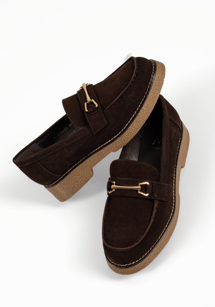 Καφέ γυναικεία loafers με μεταλλική αγκράφα και κρεπ σόλα