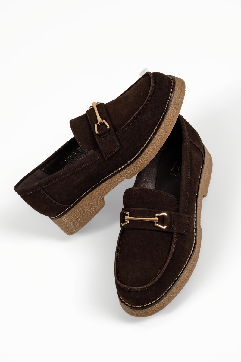 Καφέ γυναικεία loafers με μεταλλική αγκράφα και κρεπ σόλα