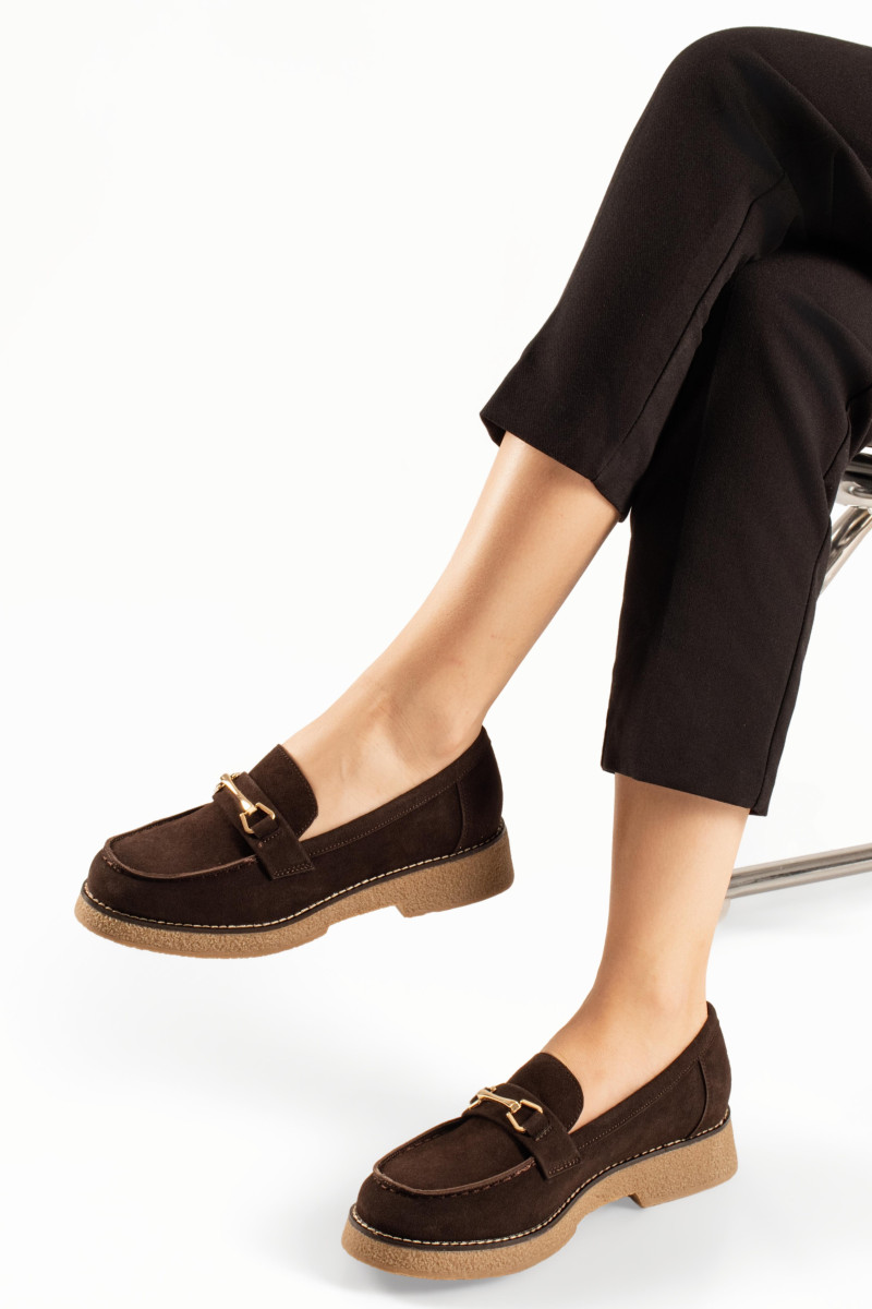Καφέ γυναικεία loafers με μεταλλική αγκράφα και κρεπ σόλα