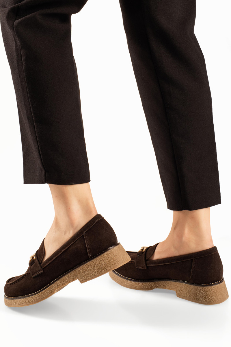 Καφέ γυναικεία loafers με μεταλλική αγκράφα και κρεπ σόλα
