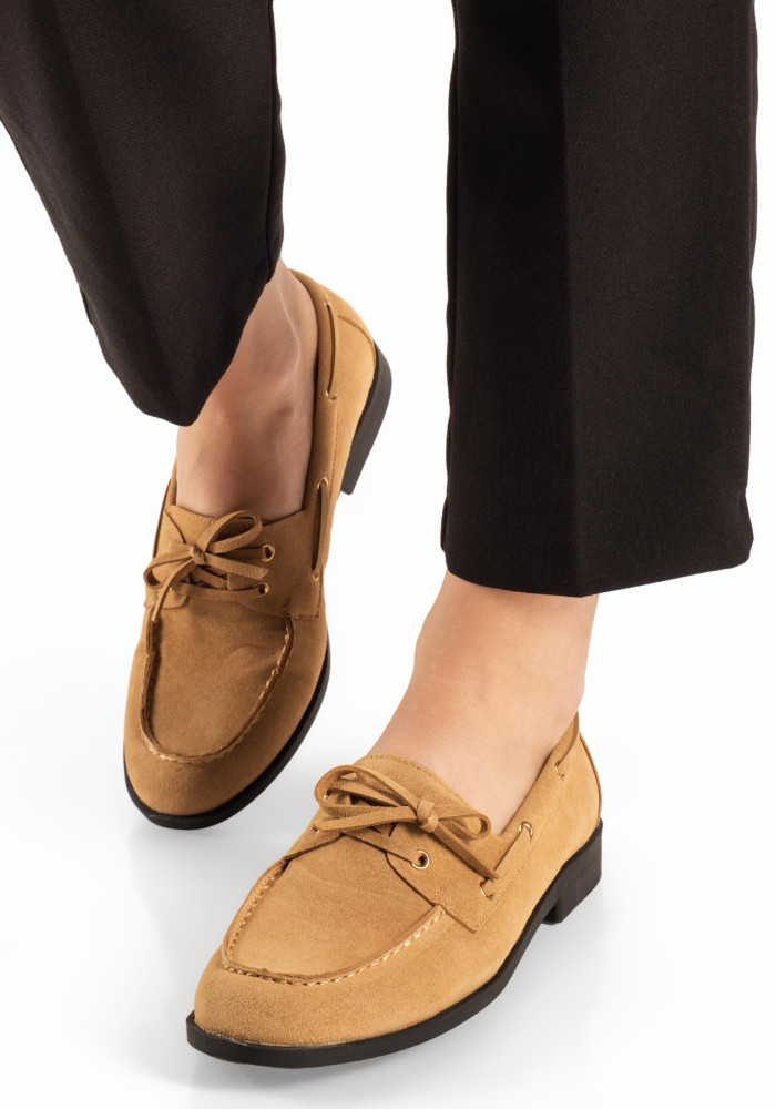 Γυναικεία deck loafers σουέτ με δετά κορδόνια σε ταμπά χρώμα