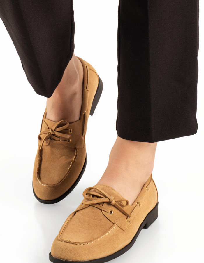 Γυναικεία deck loafers σουέτ με δετά κορδόνια σε ταμπά χρώμα