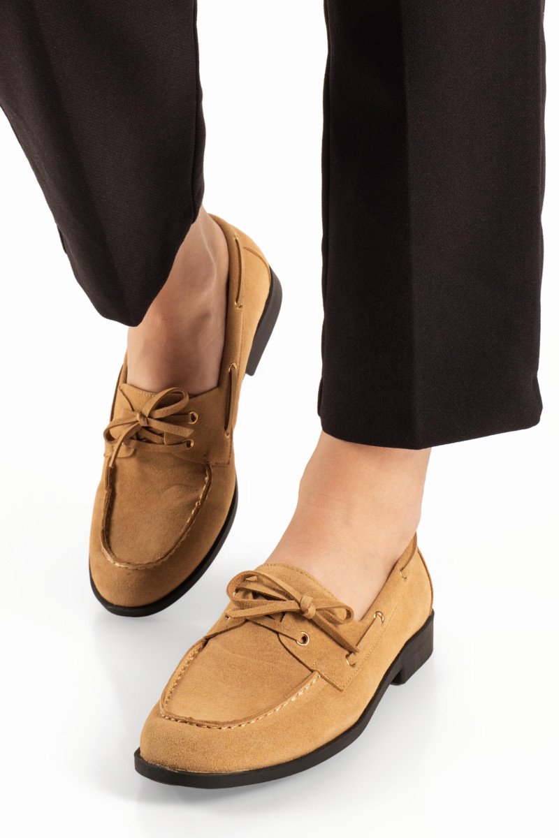 Γυναικεία deck loafers σουέτ με δετά κορδόνια σε ταμπά χρώμα