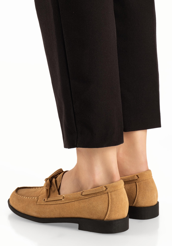 Γυναικεία deck loafers σουέτ με δετά κορδόνια σε ταμπά χρώμα