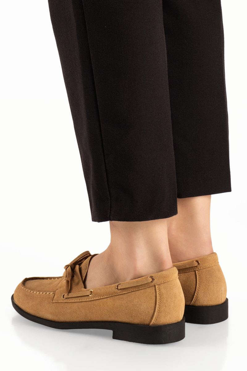 Γυναικεία deck loafers σουέτ με δετά κορδόνια σε ταμπά χρώμα