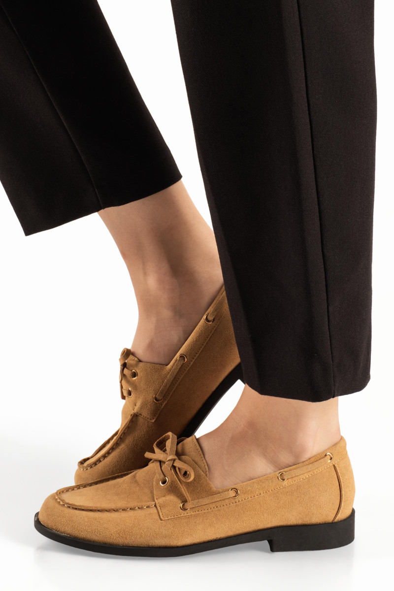 Γυναικεία deck loafers σουέτ με δετά κορδόνια σε ταμπά χρώμα