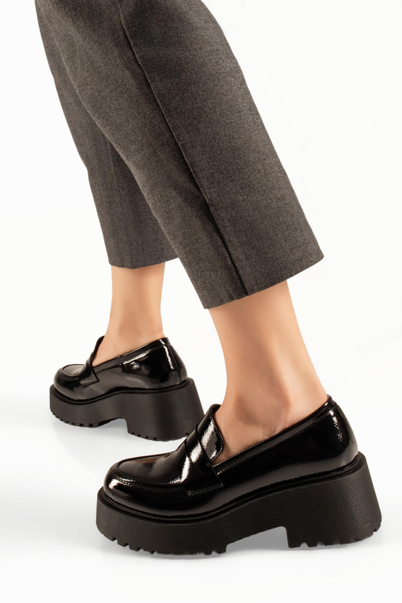 Chunky μαύρα λουστρίνι γυναικεία loafers minimal γραμμή
