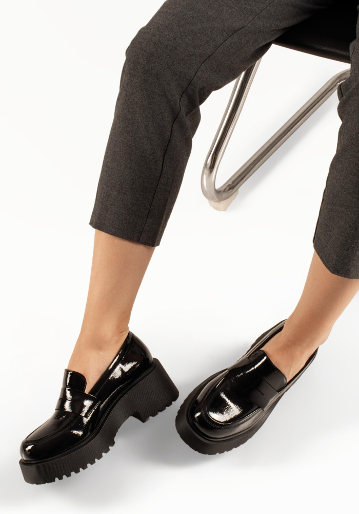 Chunky μαύρα λουστρίνι γυναικεία loafers minimal γραμμή